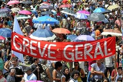 Greve geral: apesar de cartaz erguido em assembleia, sindicato considera movimento só como paralisação