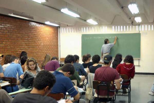 Programa é destinado a jovens e adultos que não tiveram acesso ou não concluíram os estudos