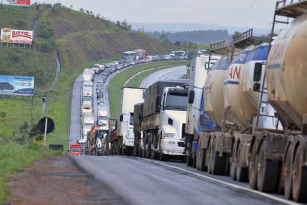 Fila de caminhões na BR-060, que liga Brasília a Goiânia