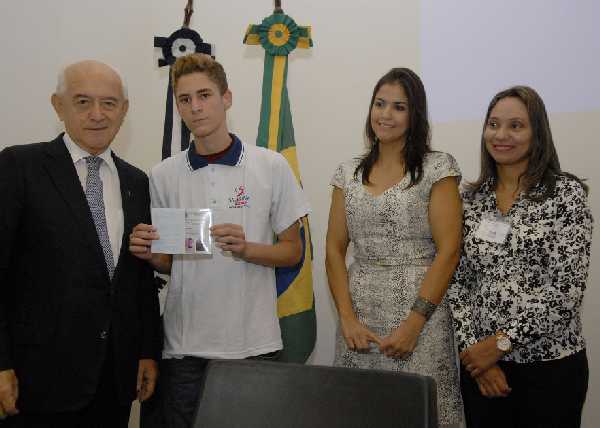 Jovem aprendiz recebe sua primeira carteira de trabalho. Crédito: Renato Alves