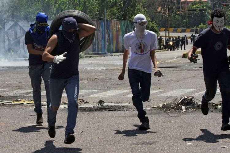 Estudantes mascarados participam de protesto contra o presidente Nicolás Maduro, em San Cristóbal, capital de Táchira: morte de estudante elevou tensão