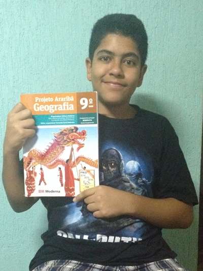 O aluno de 9º ano Renan Luiz, 13 anos, procura cuidar bem dos livros escolares