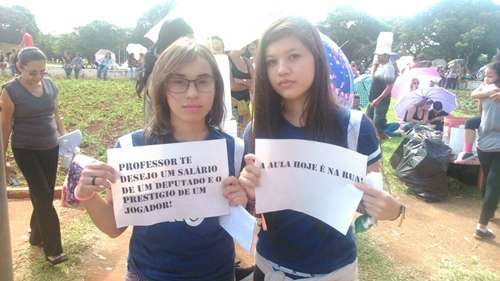 Letícia e Stefany são alunas de ensino médio e apoiam movimento dos professores