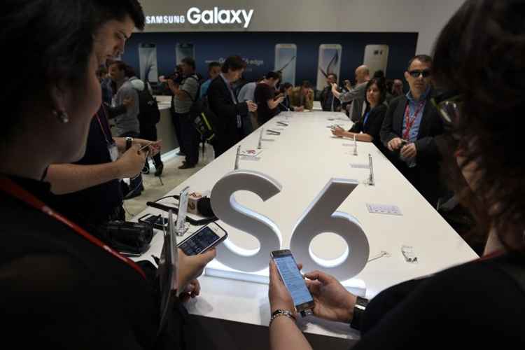 Visitantes testando o Galaxy S6 durante o MWB