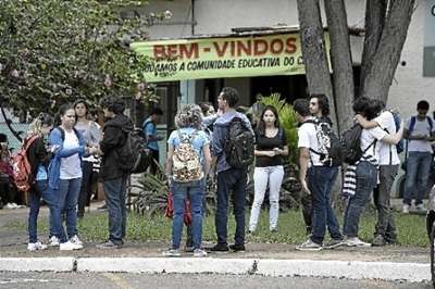 Alunos se reencontram na porta do Setor Oeste, na Asa Sul, depois das férias: no primeiro dia de aula, saíram antes do horário por falta de professores