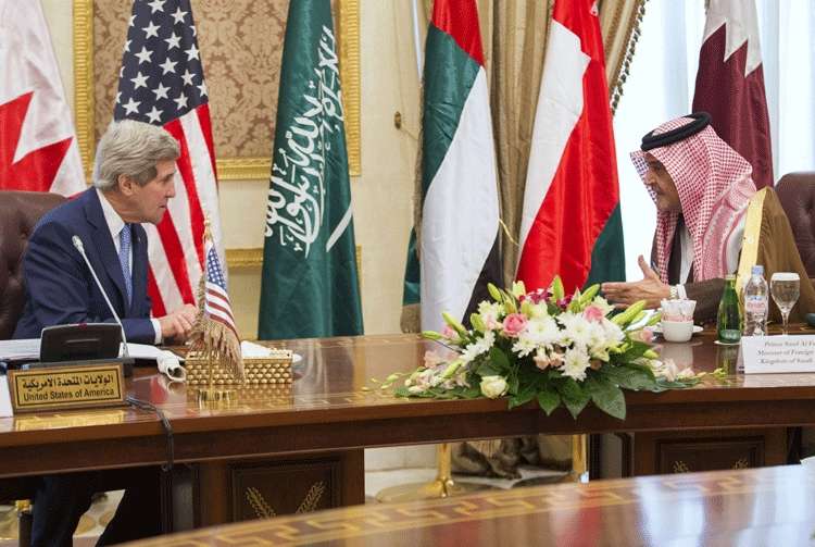 John Kerry em conversa com ministro das Relações Exteriores da Arábia Saudita