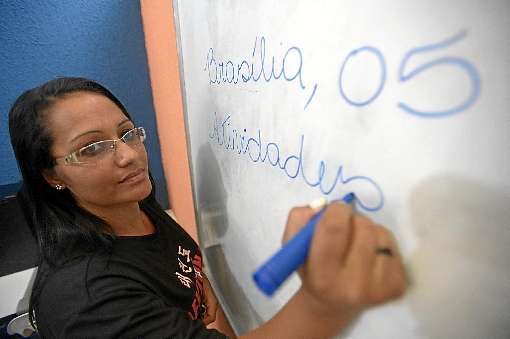 A professora Marivânia Souza tirava R$ 35 do próprio bolso, mensalmente, para repor os refis dos pincéis usados para dar aula: sem arrependimento