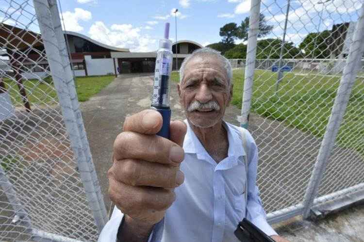 O aposentado Antônio Rodrigues diz que, há três meses, sofre com a falta de insulina na rede pública: ontem, novamente, não conseguiu o medicamento