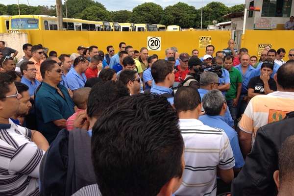 Rodoviários durante assembleia que manteve greve