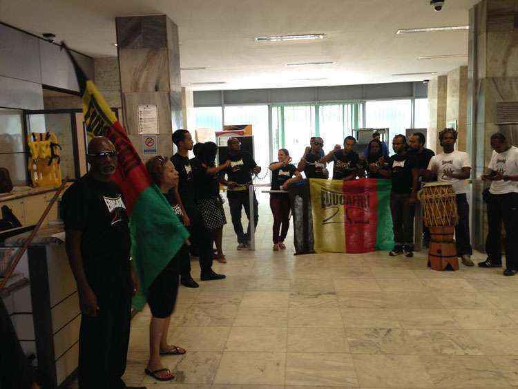 Com cartazes e faixas, grupo pede recursos para estudantes carentes