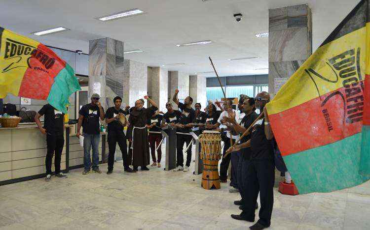 Cerca de 20 manifestantes da Fundação Educafro ocuparam a entrada principal do edifício e alguns se acorrentaram às catracas de acesso