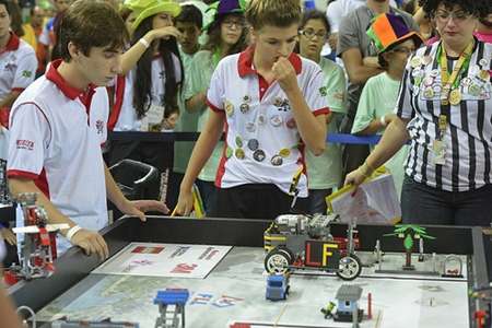 Estudantes participam do Torneio de Robótica FLL 2014, em Brasília