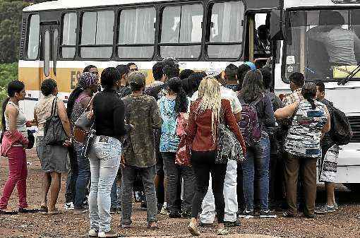 Sem ônibus, muitos moradores de Santa Maria recorreram novamente ao transporte pirata ontem