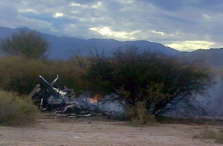 Destroços incendiados após colisão