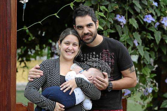 Priscilla parou de advogar e Samuel mudou o horário do trabalho para se dedicarem mais ao pimeiro filho, Miguel, de 5 meses:às quintas-feiras, é dia de natação em família