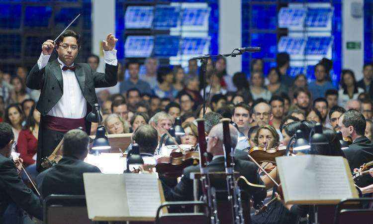 A Orquestra Sinfônica celebra o bicentenário do nascimento de Dom Bosco sob a regência de Claudio Cohen