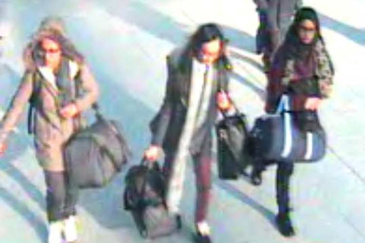 Amigas de escola, Kadiza Sultana, 17, Shamima Begum e Amira Abase, de 15, deixaram suas casas em East London, dia 17 de fevereiro, e foram para Istambul, levantando preocupações de que iriam viajar para a Síria para se integrarem ao Estado Islâmico