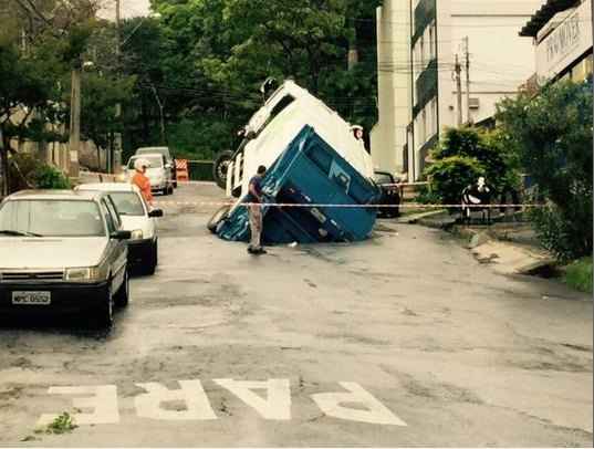 Guardas municipais foram acionados e isolaram o local. BHTrans pede para que motoristas evitem passar pela região