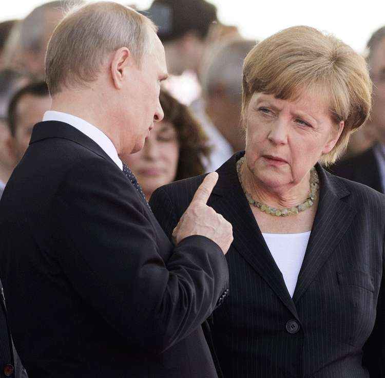 Merkel recusa convite de Putin para assistir a desfile militar