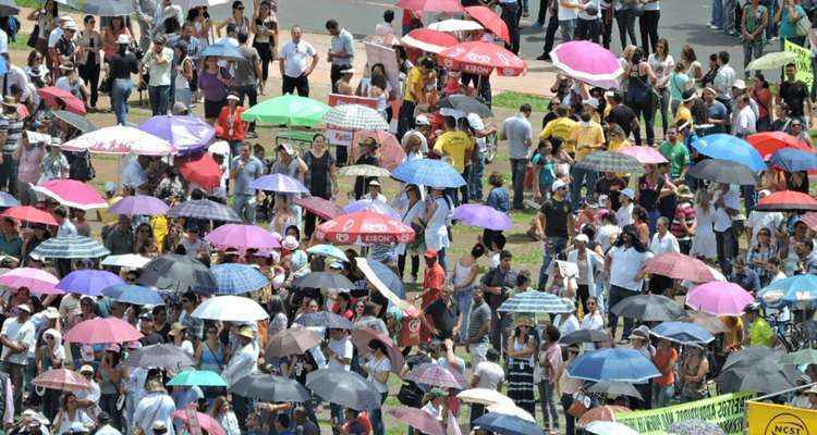 Os manifestantes pediam a garantia do recebimento das últimas parcelas do reajuste salarial concedido pelo governo passado