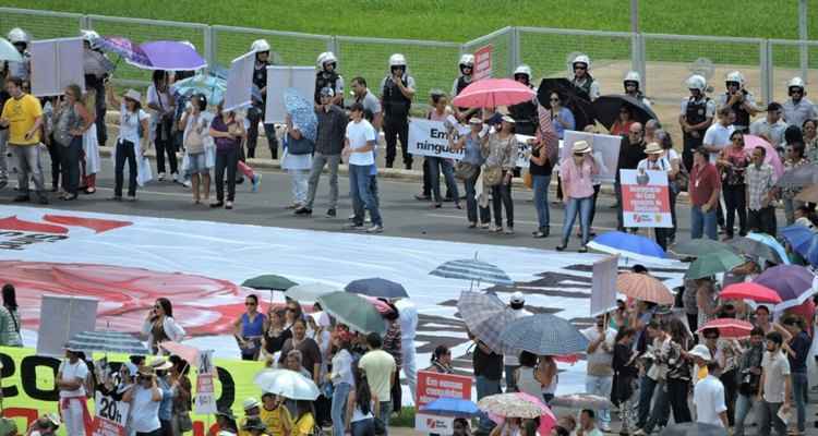 Os manifestantes pediam a garantia do recebimento das últimas parcelas do reajuste salarial concedido pelo governo passado