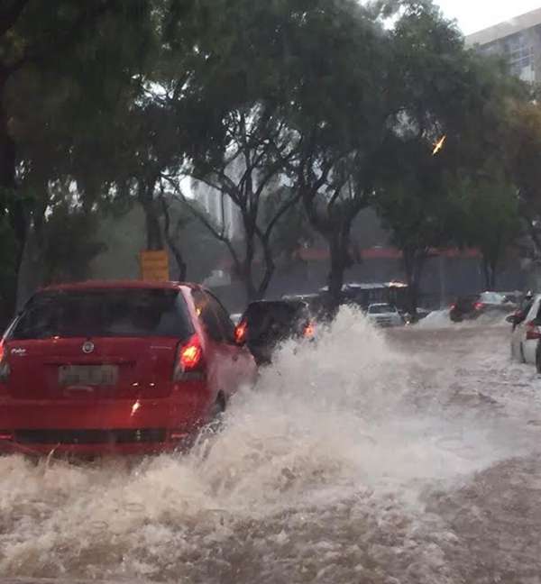 Temporal alaga pista próximo ao prédio da OAB