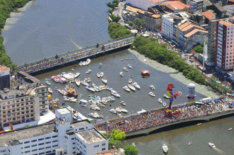 Cercada pelo rio Capibaribe, a cidade de Recife é conhecida pelos festejos carnavalescos, em destaque, o bloco Galo da Madrugada