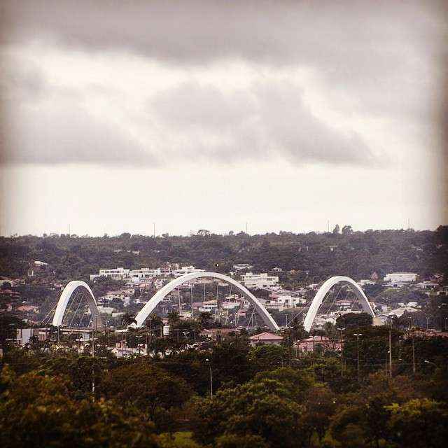 Vista da ponte JK sob um céu nublado em Brasília