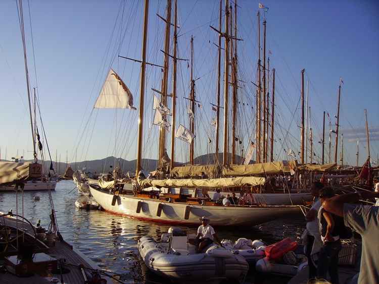 Ancorados no porto, os barcos são uma das atrações e representam o luxo da cidade: além disso, a região oferece estabelecimentos renomados para compras e bons restaurantes