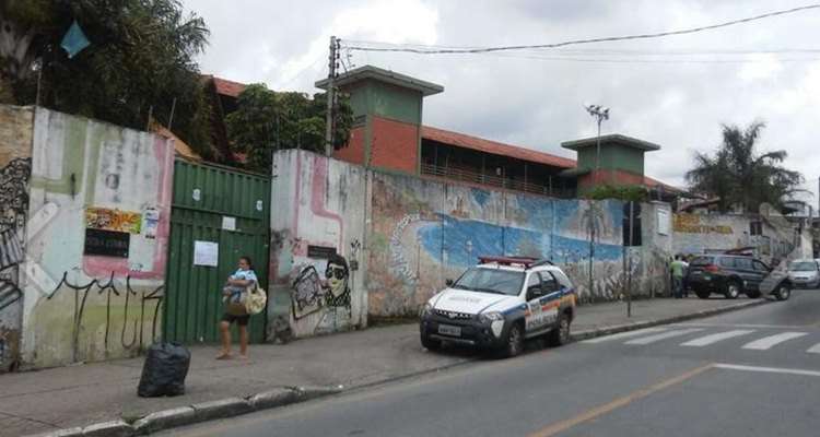 O homem fugia de atiradores quando entrou na escola para se esconder. Tiroteio, que causou corre-corre na escola, pode ser resultado de uma briga de gangues do Jardim Teresópolis