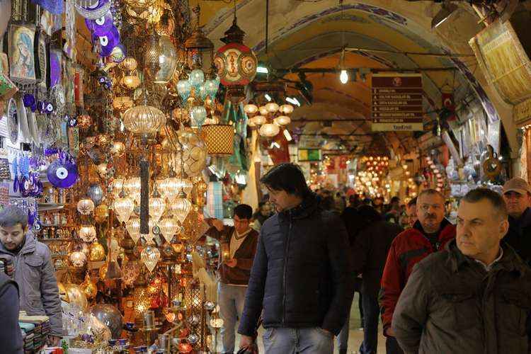 O Grande Bazaar é uma das atrações: o visitante deve pechinchar os preços