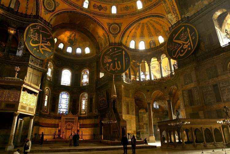 O interior da Mesquita de Santa Sofia: elementos do islamismo e do cristianismo se misturam no local