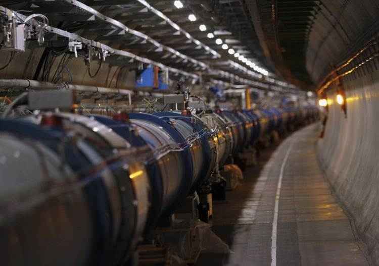 Túnel circular do LHC, que tem 27km de extensão: feixes de partículas colidem depois de alcançar uma velocidade próxima à da luz