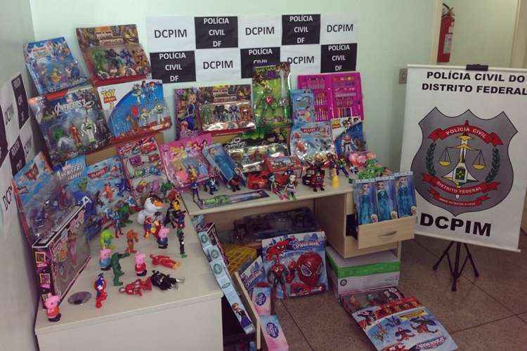 Cerca de 3 mil brinquedos foram apreendidos em sete barracas da Feira dos Importados