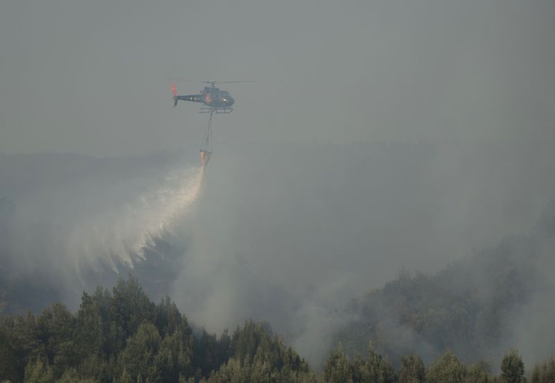 Helicóptero tenta dissipar o fogo em Água Santa, Valparaíso