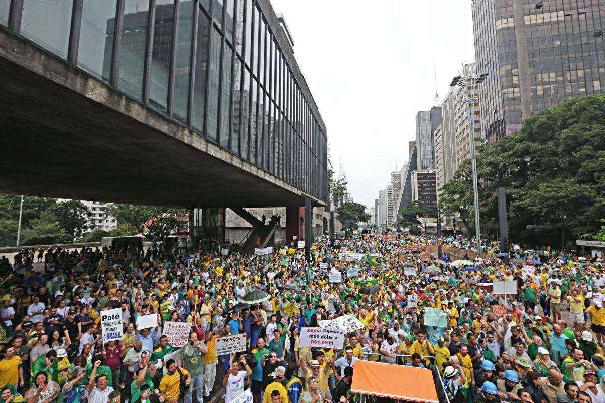 Milhares de manifestantes em frente ao Museu de Arte de São Paulo (Masp)