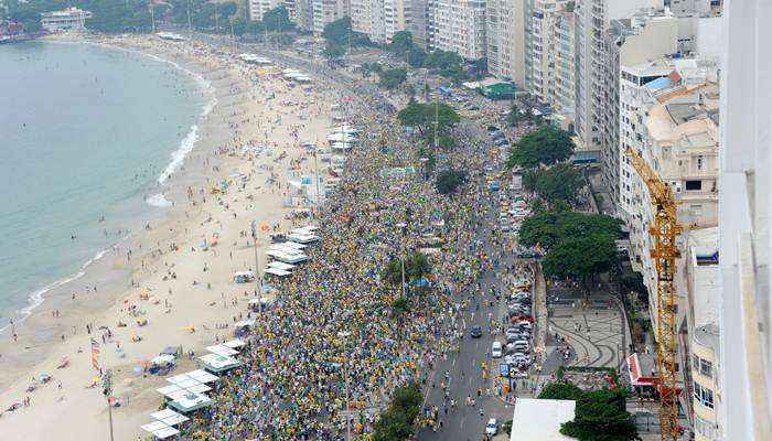 Os discursos, no alto do carro de som, pedem o fim da corrupção, o afastamento da presidenta Dilma Rousseff e fazem críticas também à condução do PT no governo