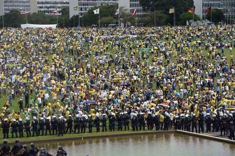 Mais de 50 mil pessoas participaram do ato contra o governo da presidente Dilma Rousseff e contra a corrupção