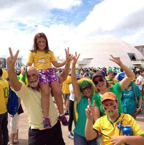 A maioria dos manifestantes eram famílias, com idosos e crianças, que ocuparam a Esplanada dos Ministérios de forma pacífica