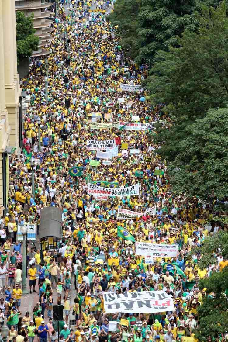 Manifestantes ocupam as ruas de Belo Horizonte