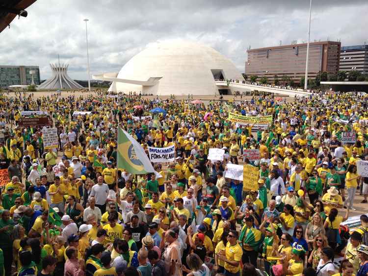 Manifestantes se concentraram próximo à Catedral de Brasília