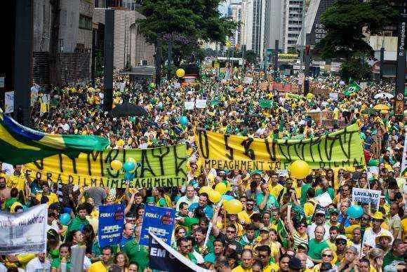 Manifestantes realizam ato contra a corrupção e contra o governo na Avenida Paulista