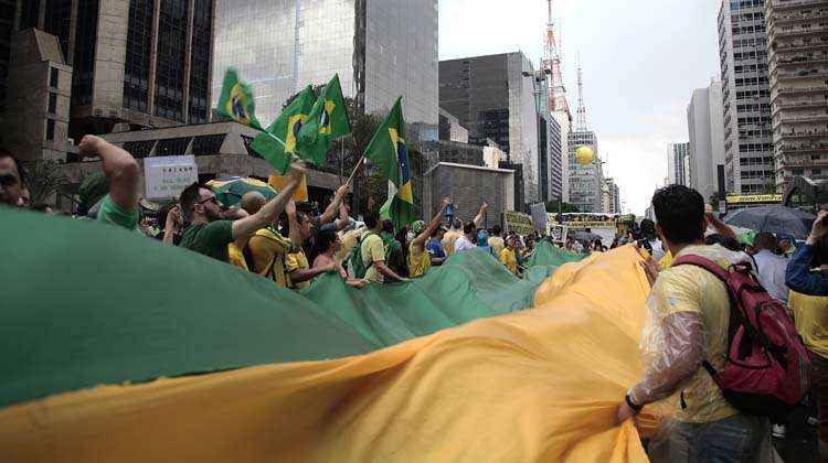 Manifestantes estavam vestidos com as cores da bandeira brasileira