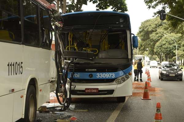 Batida entre ônibus na W3 Norte