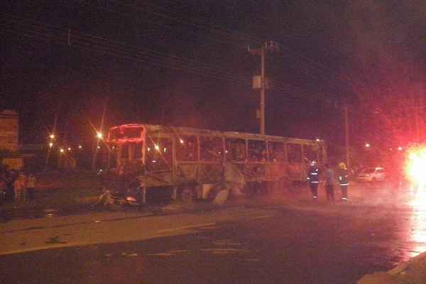 Momento em que o Corpo de Bombeiros tentava apagar as chamas