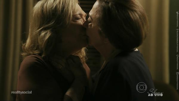 Cena da novela Babilônia: Fernanda Montenegro e Nathália Timberg se beijam