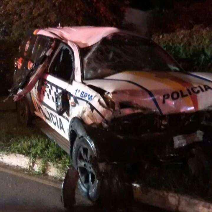 Carro da PM após acidente, no Lago Sul