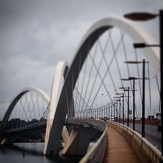 Ponte JK sob céu encoberto na manhã desta quarta-feira (18/3)