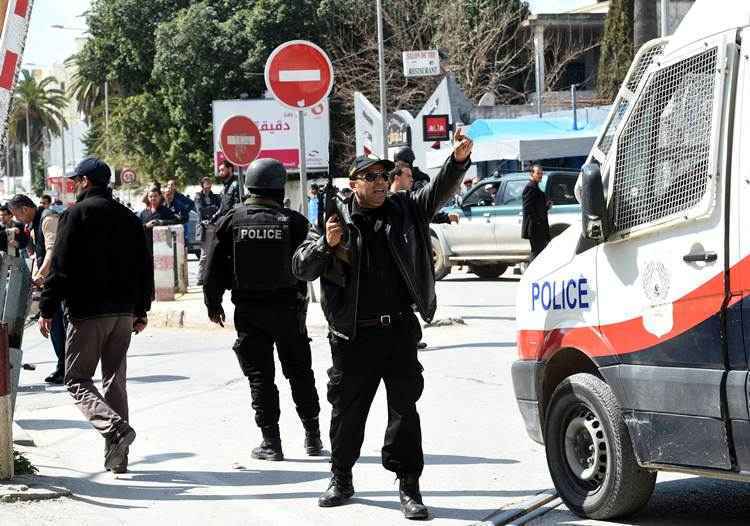 Forças de segurança tunisinas proteger a área depois que homens armados atacaram famoso Museu Bardo de Tunis