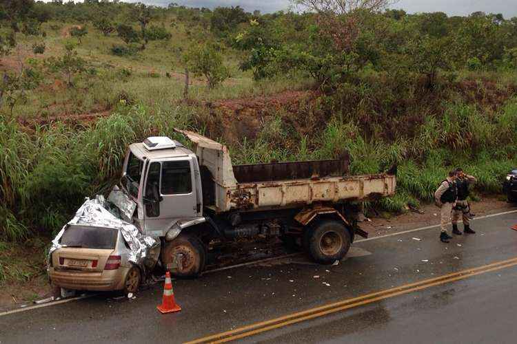 Batida Entre Carro E Caminhão Deixa Quatro Mortos Na BR-080